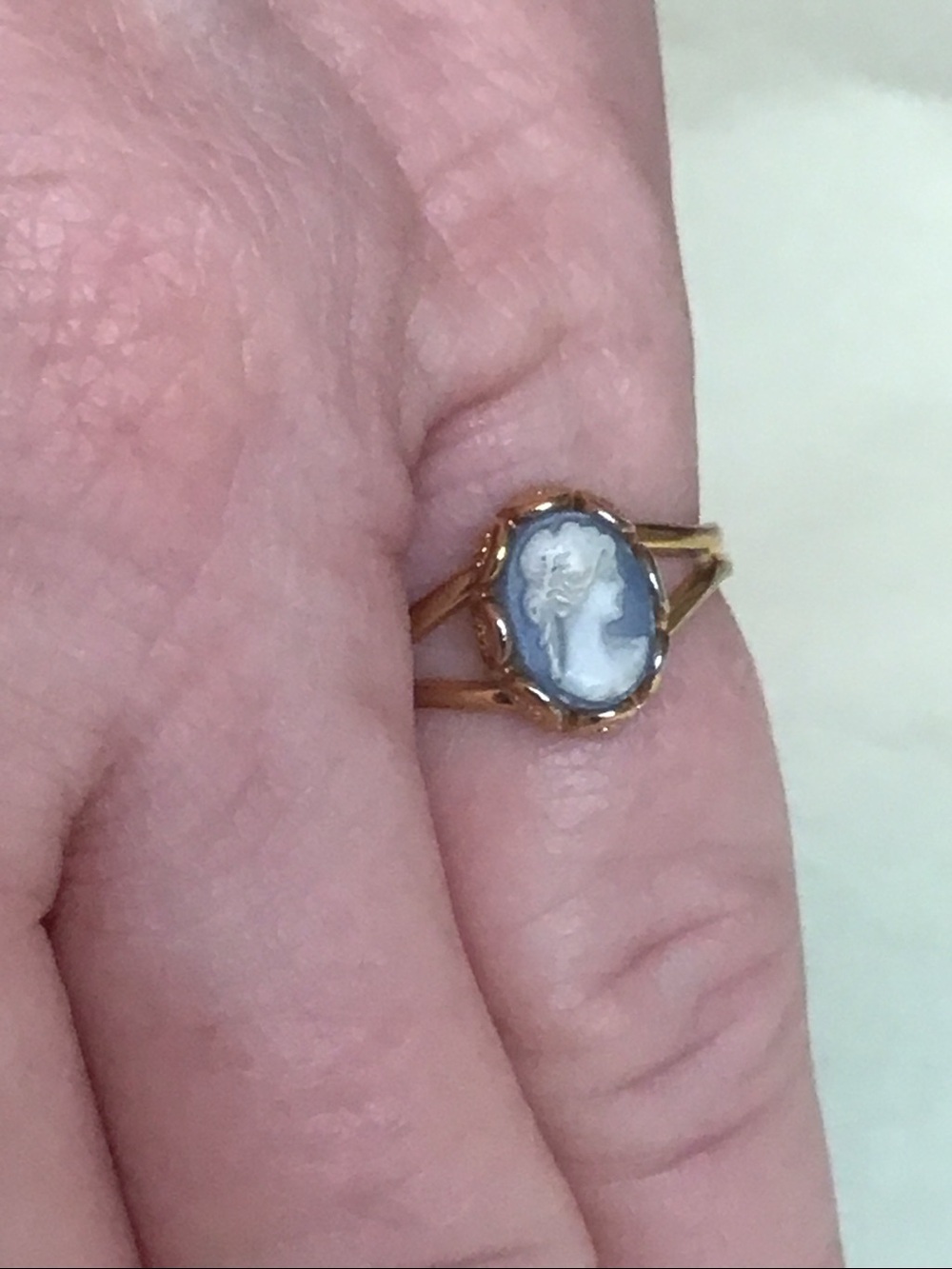 Vintage Avon Victorian Cameo Silhouette Ring, Gold-toned Blue/White, adjustable - Picture 3 of 10